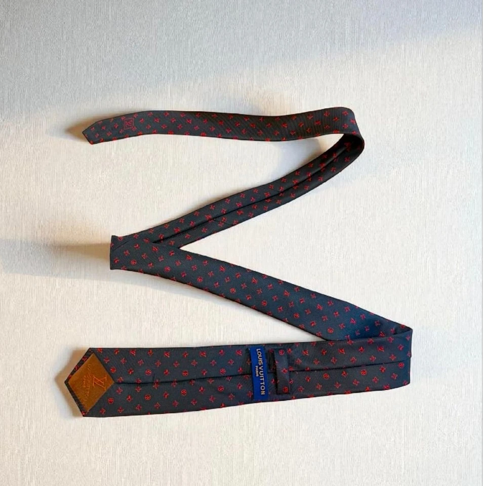 Louis Vuitton 领带丝绸 100% ,lv 花押字领带,黑色 Lv 领带  — 第 3/4 张图片