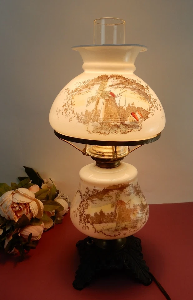 Винтажная настольная лампа из молочного стекла «Унесенные ветром», украшенная ветряной мельницей - Изображение 2 из 4