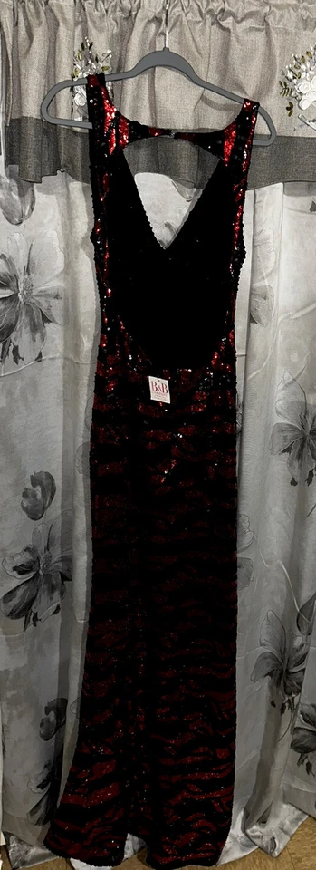 Vestido de formatura listrado vermelho e preto sequenciado - Imagem 4 de 4