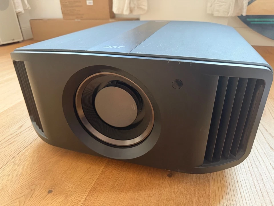 JVC DLA-NZ7BE 4K Laserprojektor Heimkino-Beamer D-ILA 8K e-shiftX 4K/120Hz 3250h - Bild 3 von 4