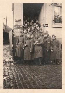 Photo soldat allemand WW2 Groupe devant un bâtiment avec des panneaux 6224