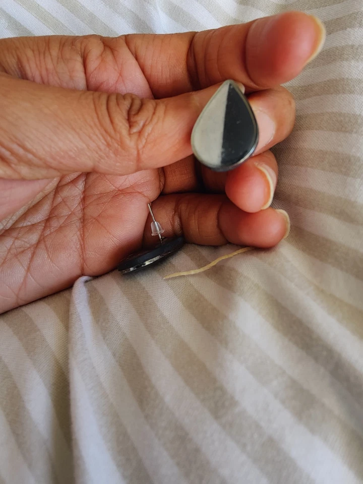 Tachuelas de resina gris y negro, lindos tachuelas ligeras para uso diario Foto 4 de 4