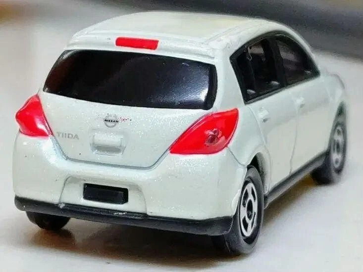 Tomica Nissan Tiida Muestra Color Blanco Perla Foto 4 de 4