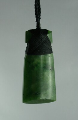 Maori Jade Carving aus Neuseeland  ADZE  TOKI  Pou Tangata mit Schmuckbox