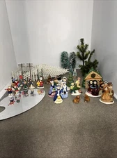 LOT OF +30 pcs BYRON MOLDS & UNBRANDED VARIETY OF CHRISTMAS VILLAGE FIGURINES