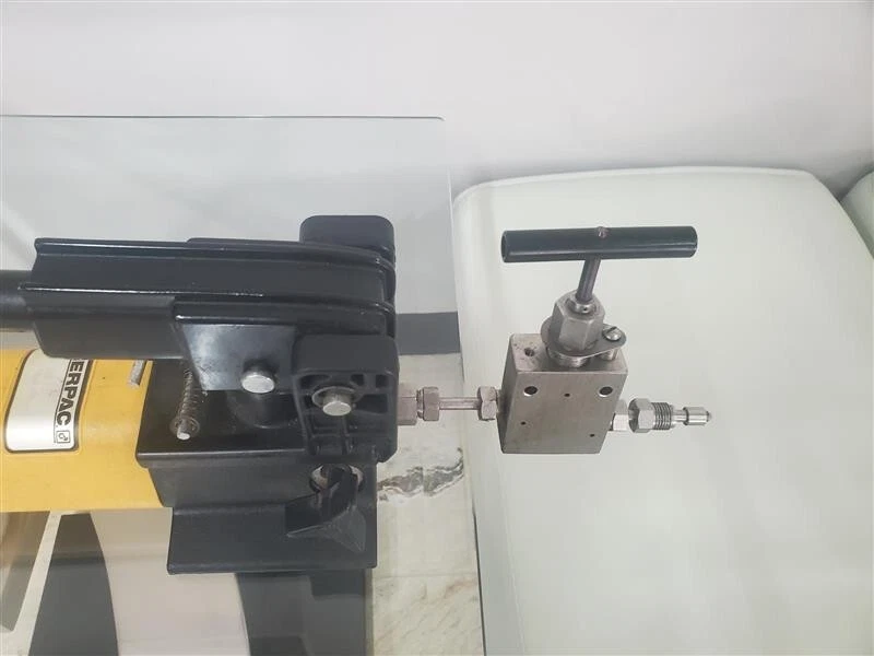 Enerpac P392 Two-Speed Hydraulic Hand Pump 700 Bar/ 10,000 PSI with HIP valve . - Image 3 of 3