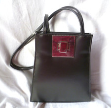 Borsa a tracolla rettangolare in vinile grigio argento/pewter con chiusura a torsione cromata