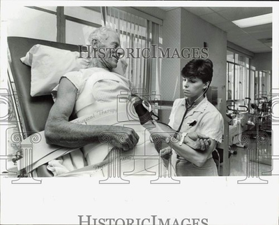 #ad 1988 Press Photo Jillayne Johnson takes Jay Stagg#x27;s blood pressure in Florida $24.99