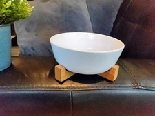 Crate & Barrel White Oven to Table Serving Bowl w/ Wood Trivet Hadden 6 1/4" 