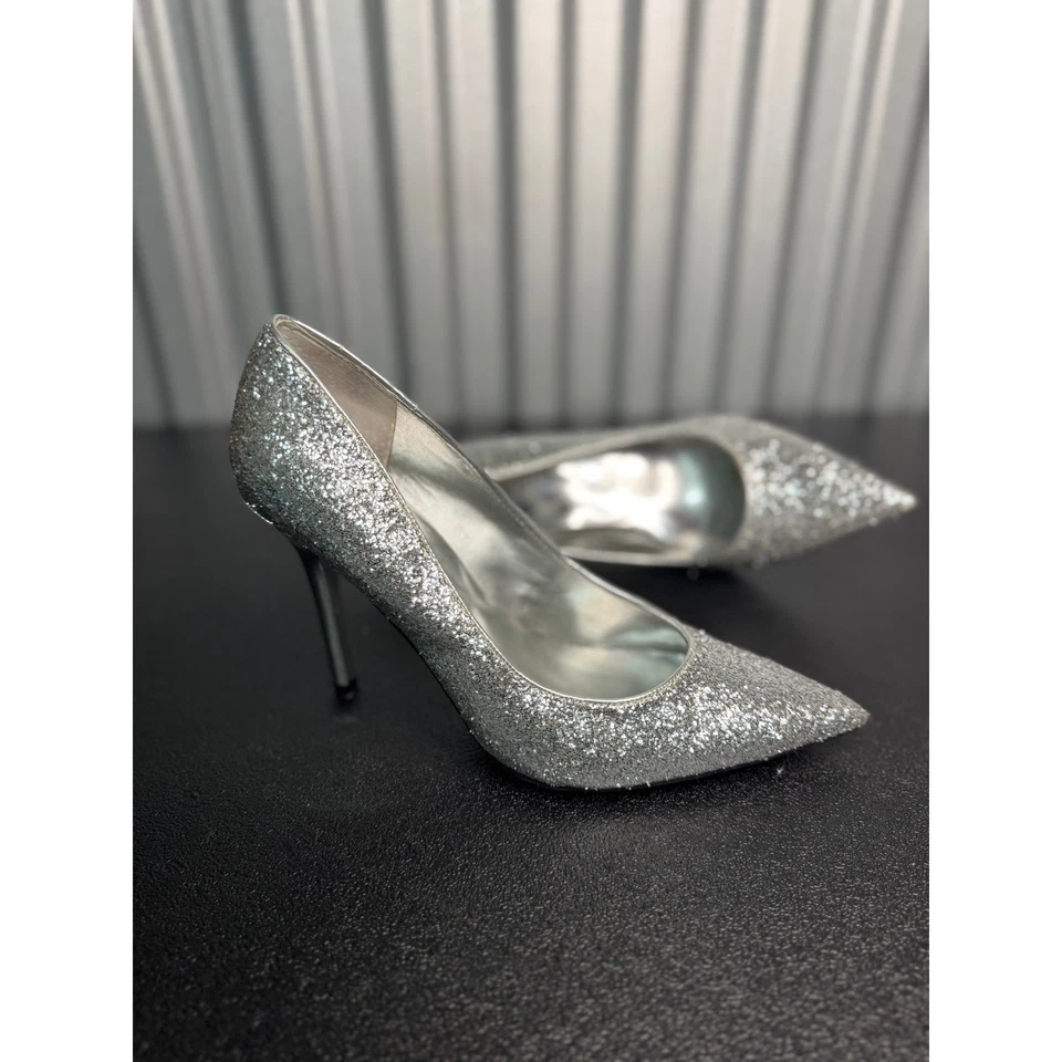 Tacones vintage Y2K Guess plateados brillantes (6,5) Foto 2 de 4