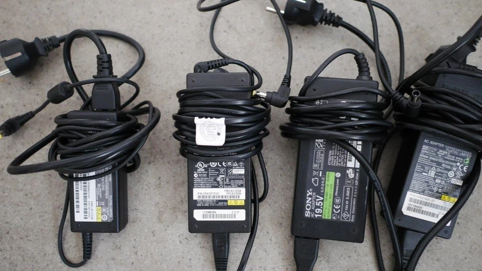 Neuwertig: Fujitsu (3) und Sony (1) Ladegeräte für Notebooks - Bild 1 von 1