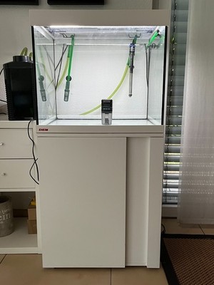 Eheim Aquarium 150 Liter komplett mit Unterschrank und externem Filter abzugeben