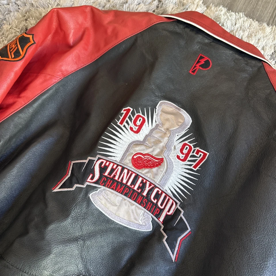 Vintage Pro Player Detroit Red Wings Stanley Cup Champions 1997 Leather Jacket - Image 2 of 4