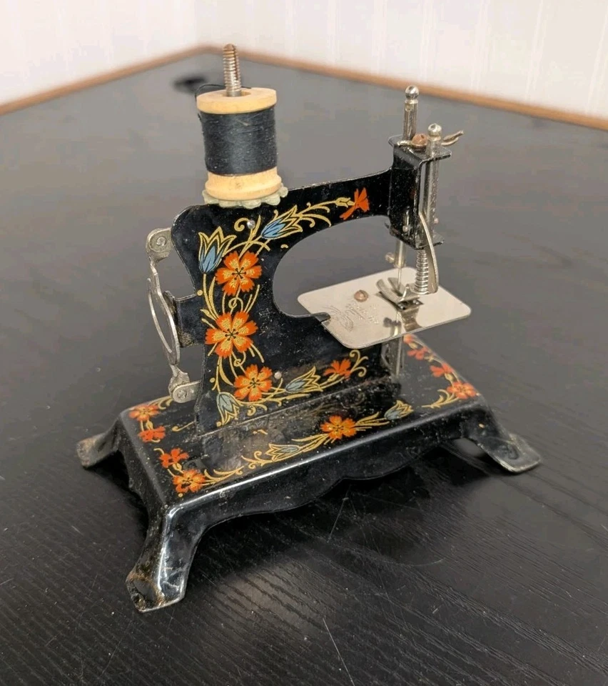Vintage Casige Tin Sewing Machine Toy, W/ Box Made In Germany, Missing Crank - Image 4 of 4
