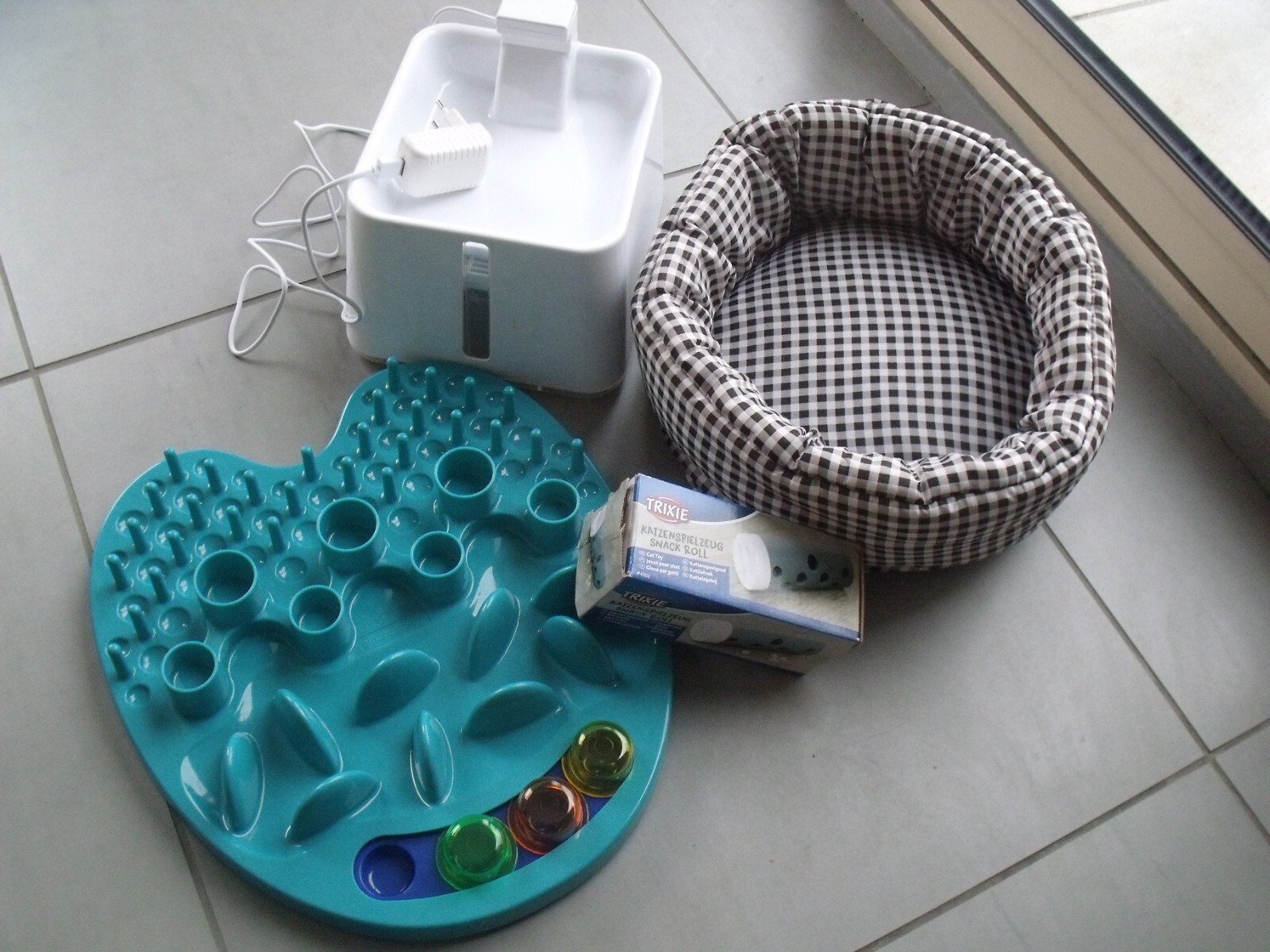 Contre le stress du félin lot accessoires chat avec gamelle anti-glouton et panier relaxant