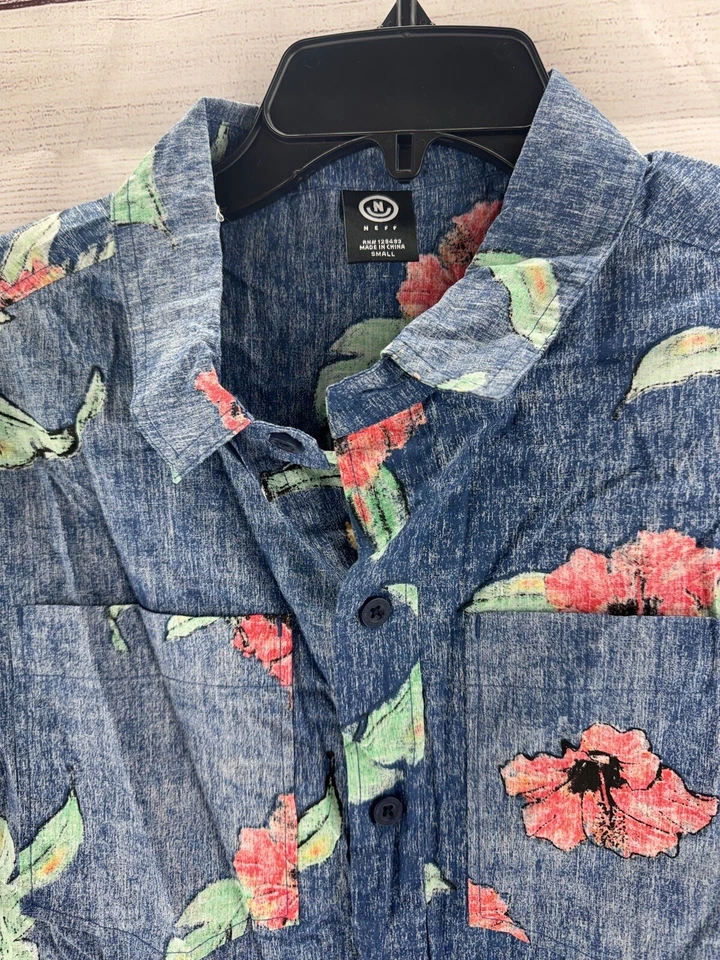 Camisa Hawaiana NEFF Para Hombres Abotonada Azul Floral Hibisco Manga Corta Talla Pequeña Nueva con Etiquetas Foto 2 de 4