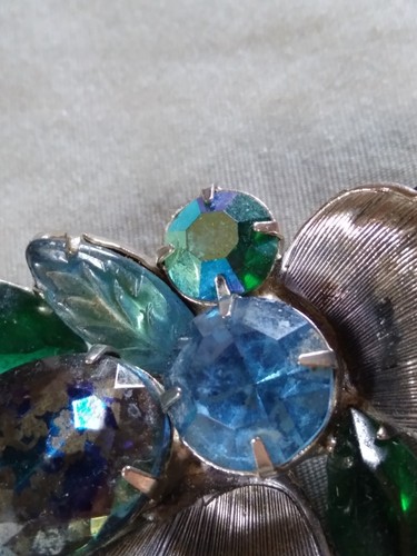Beautiful Vintage Multi Color Rhinestone and Glass Brooch. - Picture 6 of 14