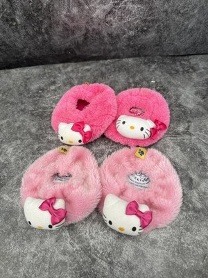 2x Build A Bear, Hello Kitty Sanrio, hell & pink flauschige Hausschuhe Konvolut