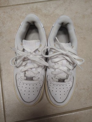 NIKE Big Kids Air Force 1 All White Sneakers Size 5Y Women's Size 7