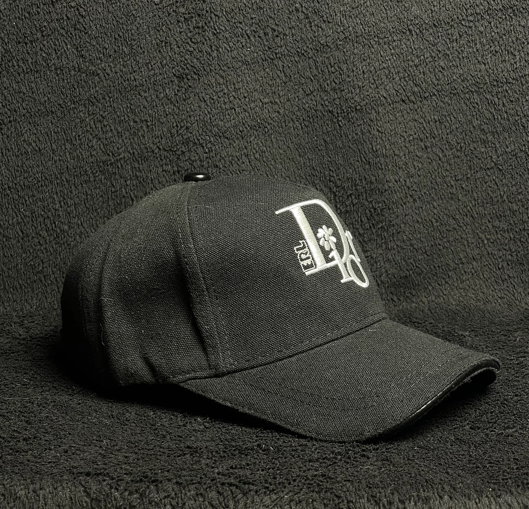 Magnifique casquette Dior noire avec grand logo blanc bon état