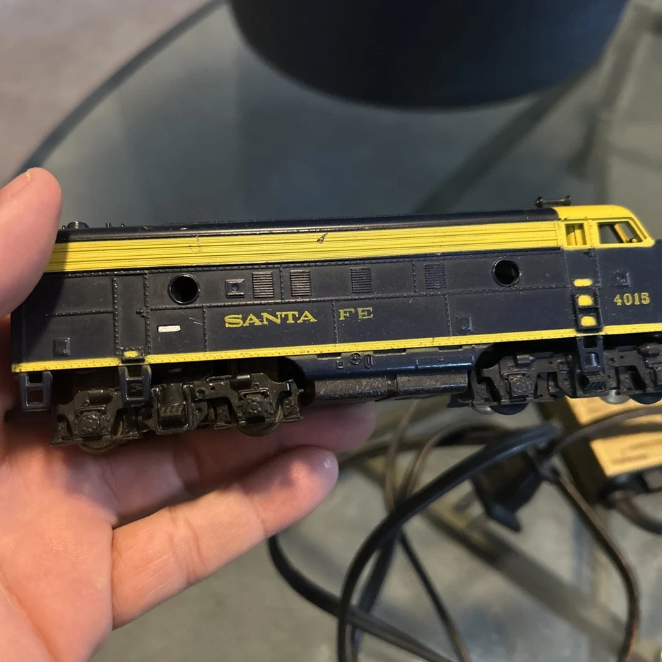 Tyco Train power pack Model No.899V, And Santa Fe Locomotive Lot - Image 2 of 4