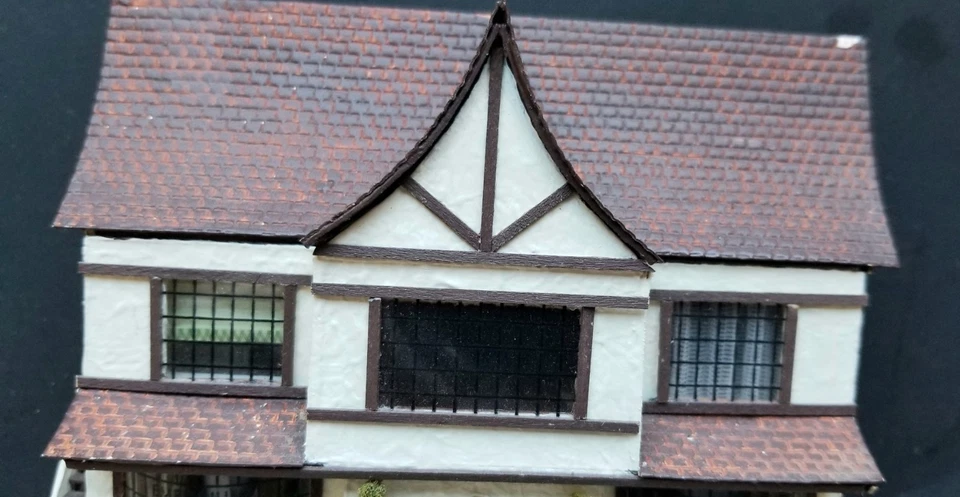 DOLLHOUSE 1/4 ' SCALE FULLY ASSEMBLED AND WALLPAPERED ENGLISH TUDOE HOUSE - Image 2 of 4