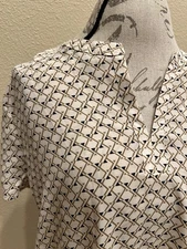 Pleione Womens Medium V Neck Cap Sleeve Blouse Top Geometric White Tan Black