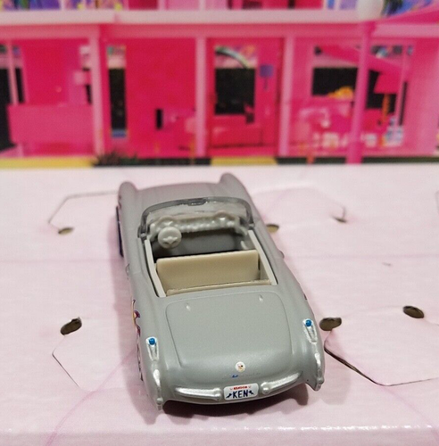 Corbeta gris personalizada Ken 1956 Barbie The Movie exclusiva de Hot Wheels RLC CON LLAMA - Imagen 6 de 12