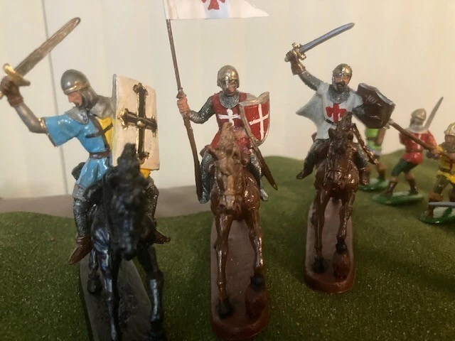  Toy Soldiers Painted Knight 7 foot and 3 mounted figures. - Image 4 of 4