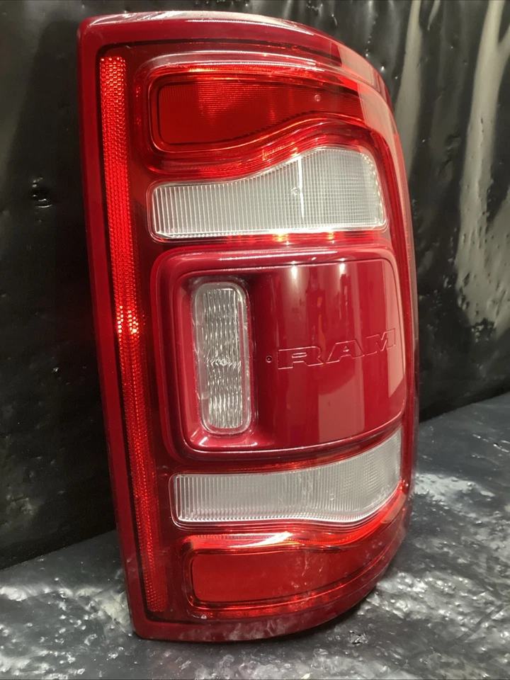 Dodge Ram 2500 3500 2019-2024 luz trasera derecha derecha OEM LED 68639088AB CON BLIS Foto 2 de 4