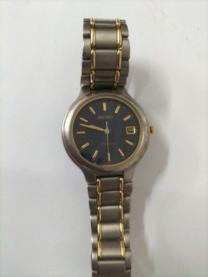 SEIKO TITAN QUARZ HERREN 38MM SCHWARZES ZIFFERBLATT BICOLOR ARMBAND DATUM FENSTER UHR.