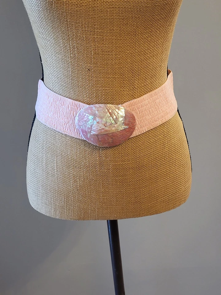 Cinturón elástico rosa Charmant Inc. vintage años 80 con hebilla de resina iridiscente mediano Foto 2 de 4