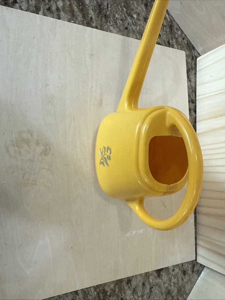 Regadera amarilla pequeña retro vintage Foto 3 de 4