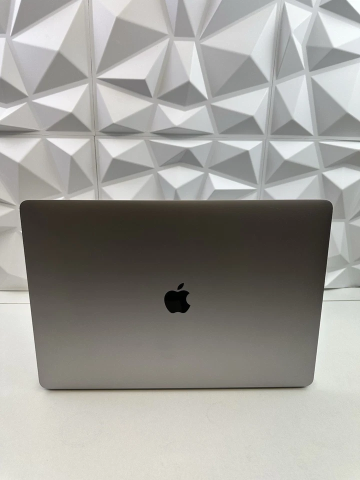 Apple MacBook Pro 15" A1990 Touch Bar 2018 Grey 2.9GHz i9 32GB /1 TB SSD Grade B - Image 2 of 4