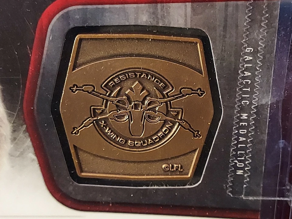 2015 Topps Star Wars: The Force Awakens Series 1 Medallions Bronze Chewbacca - Image 2 of 3