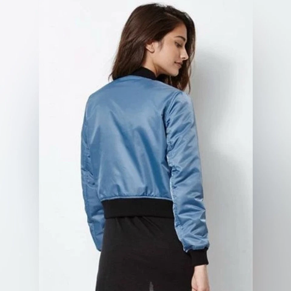 Chaqueta Bomber KENDALL & KYLIE Azul Gris Nylon Recortada Ligera Talla L Usada en Excelente Condición Foto 2 de 4