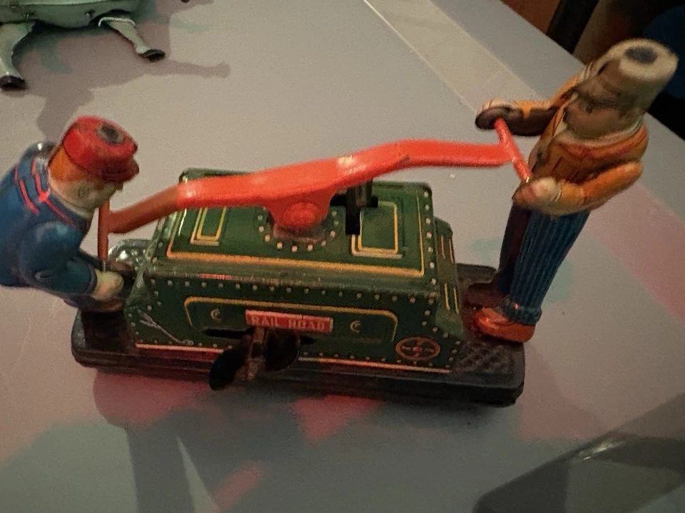 Antigo 1950 Kyodo Press Co. Tin Wind Up "Tom & Dick" Railroad Hand Car Toy Japão - Imagem 2 de 4