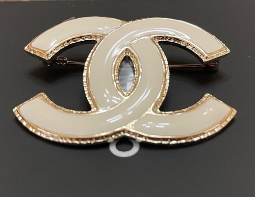 BNIB Authentic CHANEL Large White Enamel CC Logo Gold Tone-Metal Brooch Pin 22A - Picture 7 of 12
