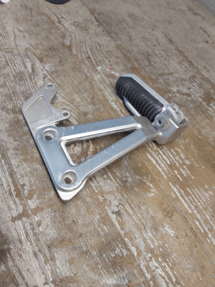 1992 92 89-97 Suzuki GSF400 Bandit Rear Back Passenger Left Foot Peg Rest - Imagem 3 de 4