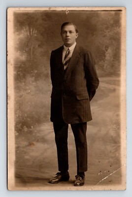 RPPC: Sozialgeschichte. Junger Mann im schlecht sitzenden Anzug von jemand anderem. Unbespielt.