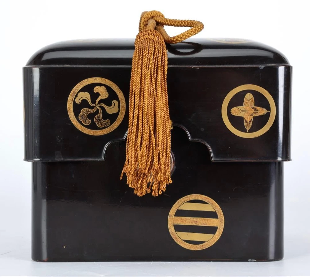 Jubako Bento Box Japanese Period piece lacquered black lacquer family crest maki