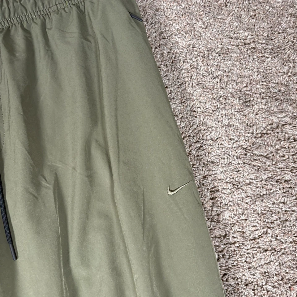 Nike Unlimited Para Hombres Dri-FIT Puño con Cremallera Joggers Verde Talla 2XL FB7546-222 Foto 2 de 4