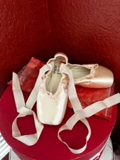 New Wear Moi La Pointe Bellet Pointe Shoe with Satin Ribbon Attached