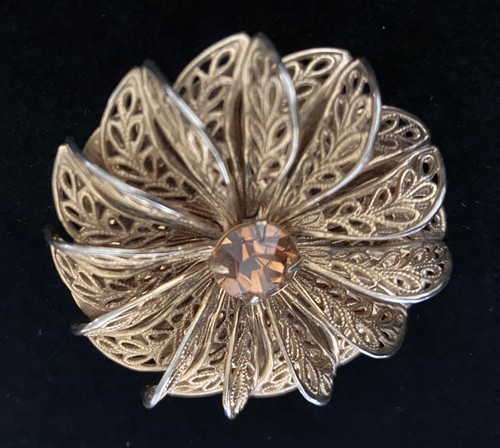 Spilla, clip sciarpa tono oro filigrana, centro strass topazio, MCM bellissima - Foto 7 di 12