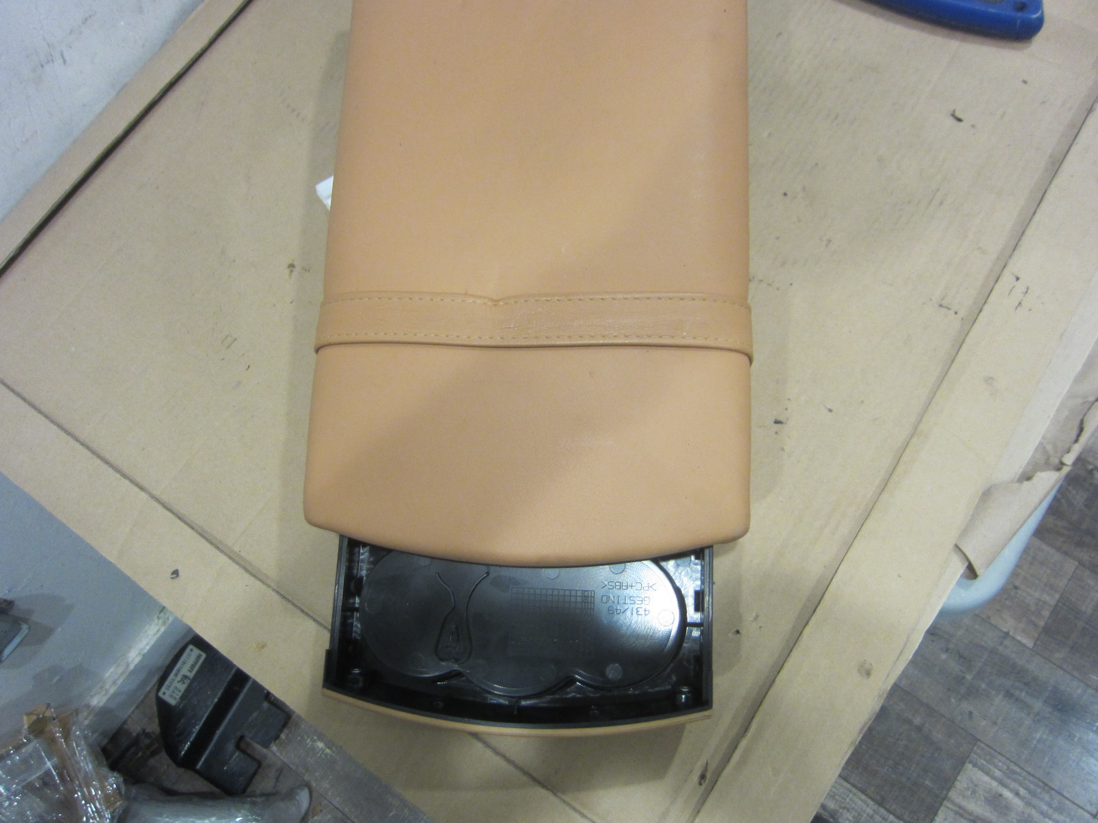 Maserati Quattroporte-  Rear Seat Center Console / Arm Rest - P/N 981422100