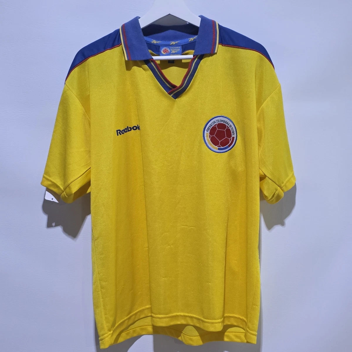 Preços baixos em Equipe Nacional Reebok Colômbia Amarelo Roupas e