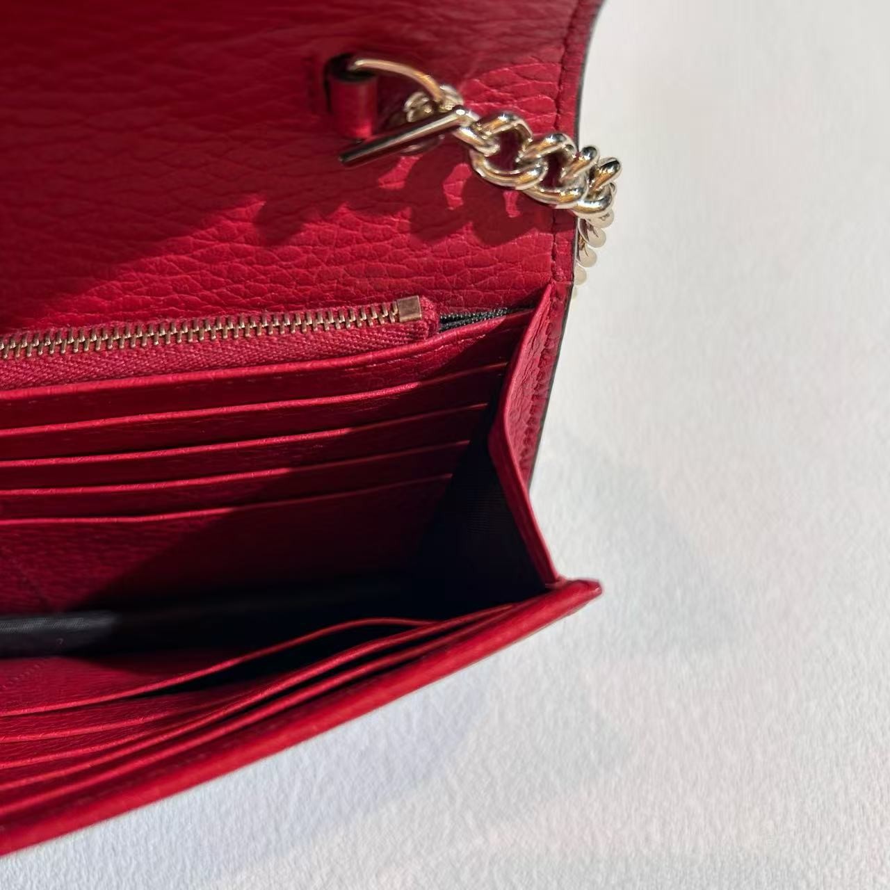 Gucci Interlocking G Red Pebbled Leather Chain Crossbody AUTH — image 10