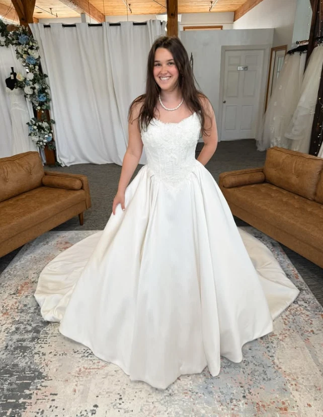 Vestidos de novia de satén tren de barrido línea A apliques de encaje vestidos de novia Foto 2 de 4