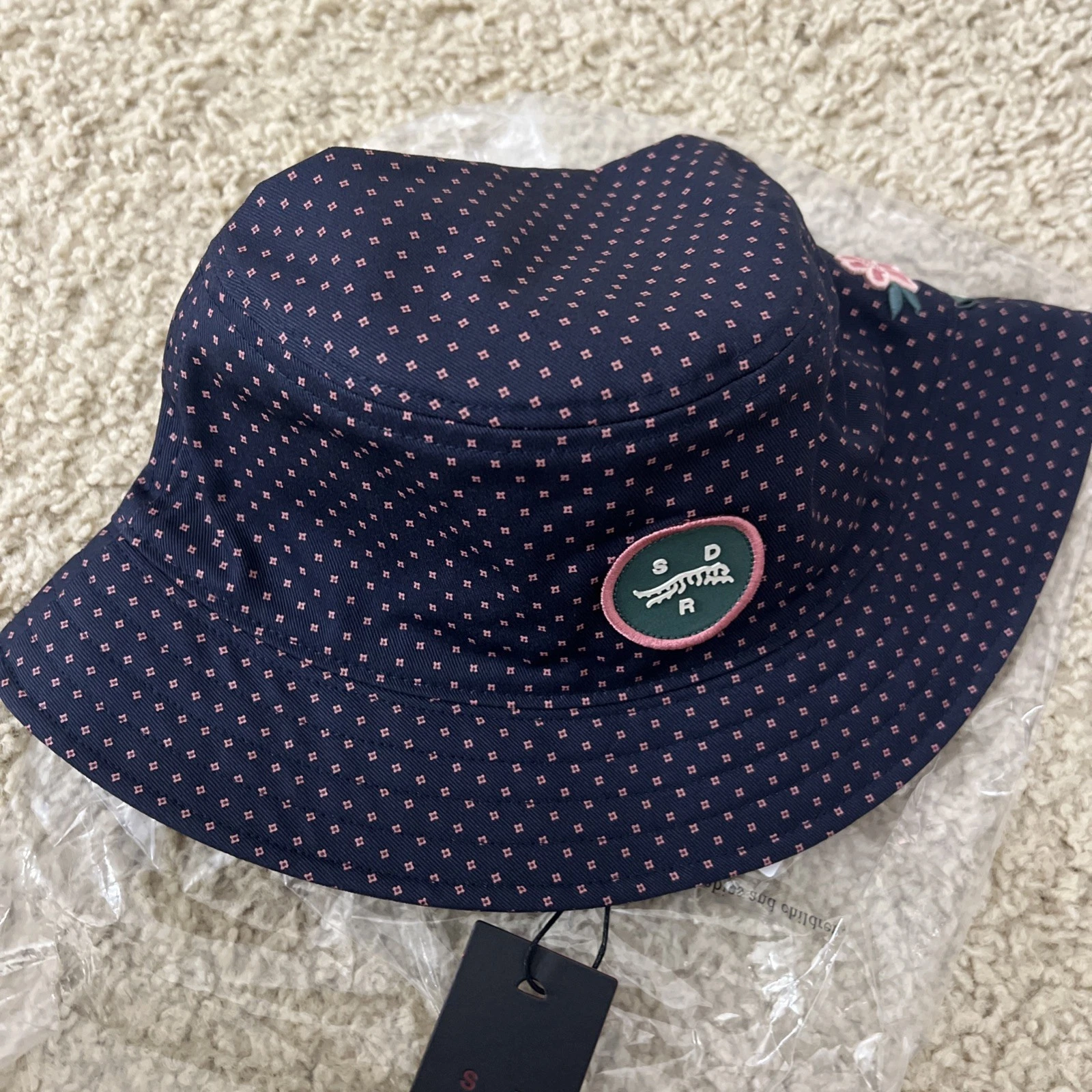 Sun Day Red Tiger Woods Pattern Bucket Hat Navy L/XL Brand New
Opens in a new window or tab