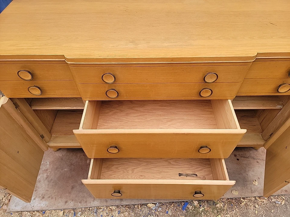 Vintage Credenza 5 'largo × 20 "ancho × 34" alto 100% madera maciza Foto 4 de 4